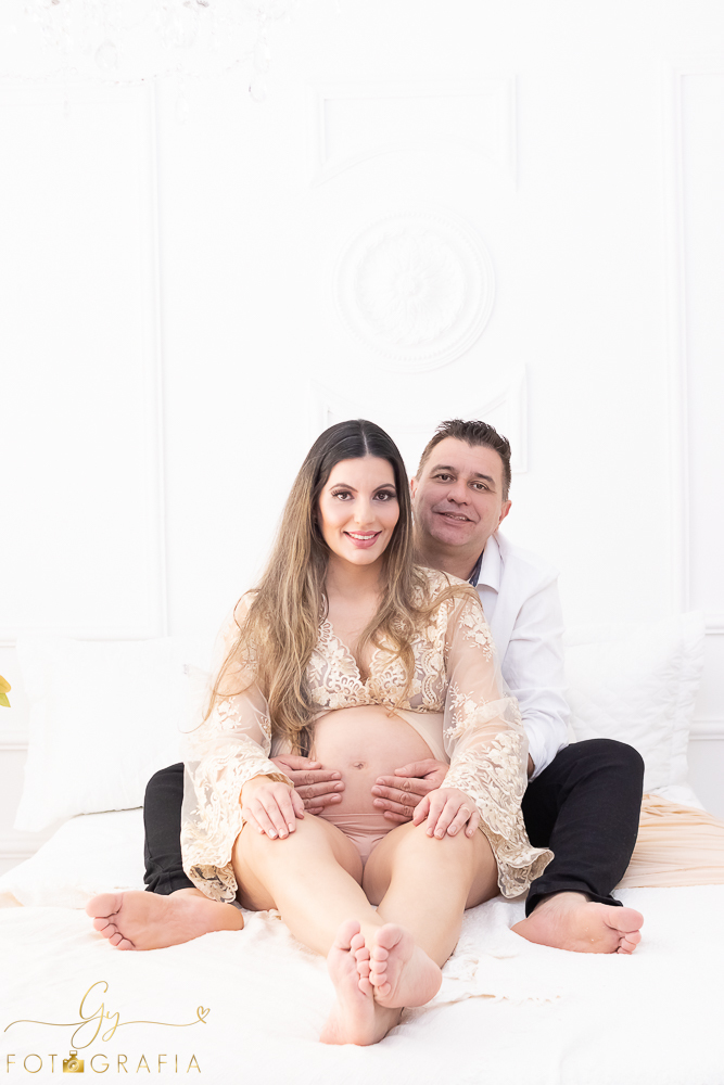 Ensaio de gestante em estúdio com filho mais velho! Fotógrafo em londrina especializado em ensaios de gestante e bebês. Momento registrado pela fotógrafa Giscellayne, Gy fotografia.