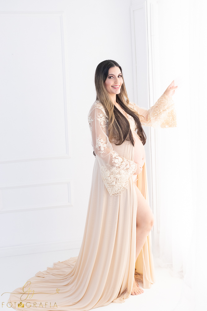 Ensaio de gestante em estúdio com filho mais velho! Fotógrafo em londrina especializado em ensaios de gestante e bebês. Momento registrado pela fotógrafa Giscellayne, Gy fotografia.