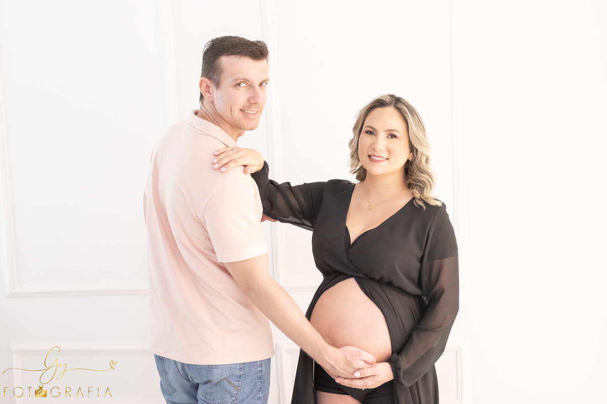 Ensaio de gestante em estúdio. Cenário clássico e clean. Momento registrado pela fotógrafa Giscellayne, Gy fotografia. Fotógrafo em londrina especializado em ensaios de gestantes.