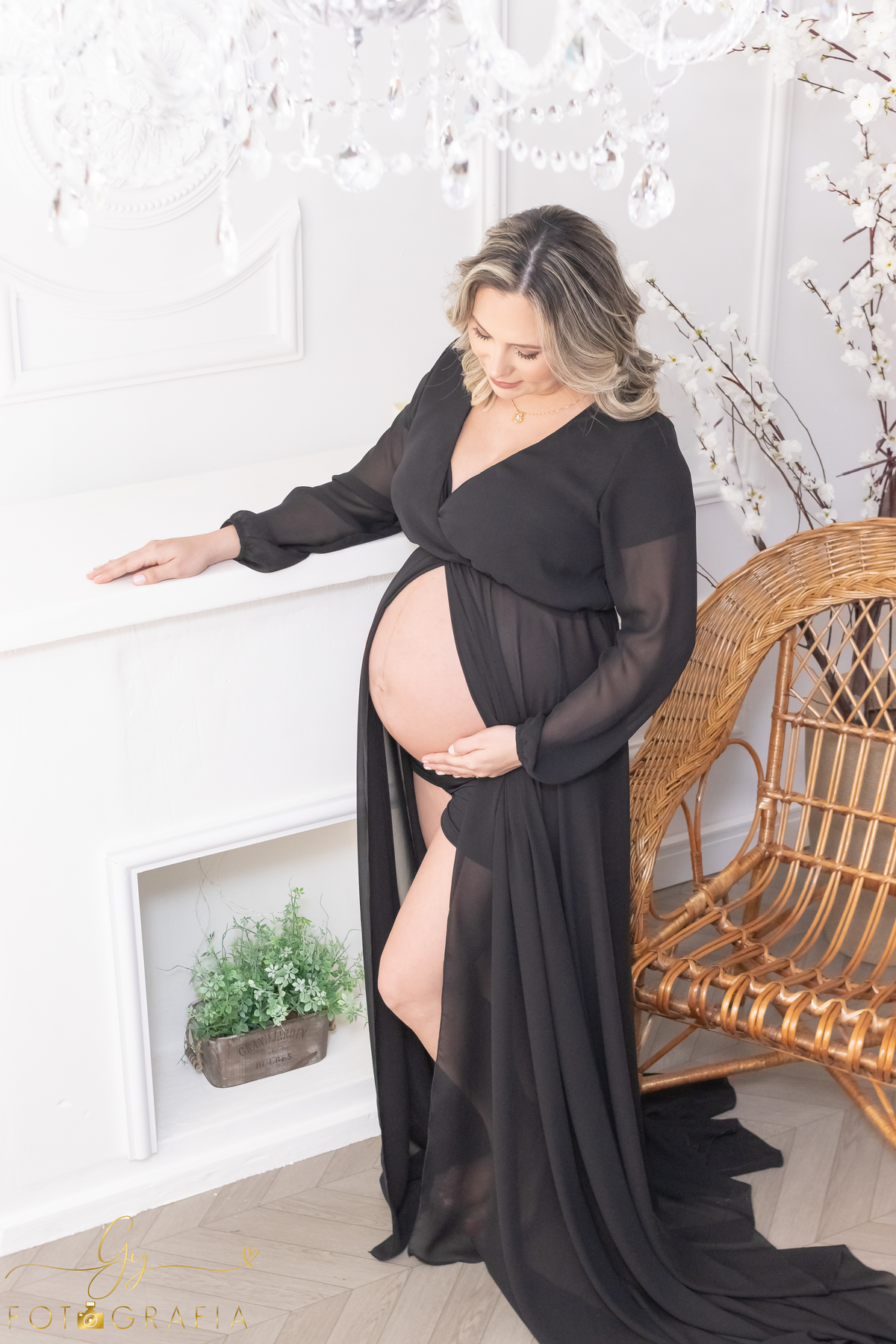 Ensaio de gestante em estúdio. Cenário clássico e clean. Momento registrado pela fotógrafa Giscellayne, Gy fotografia. Fotógrafo em londrina especializado em ensaios de gestantes.