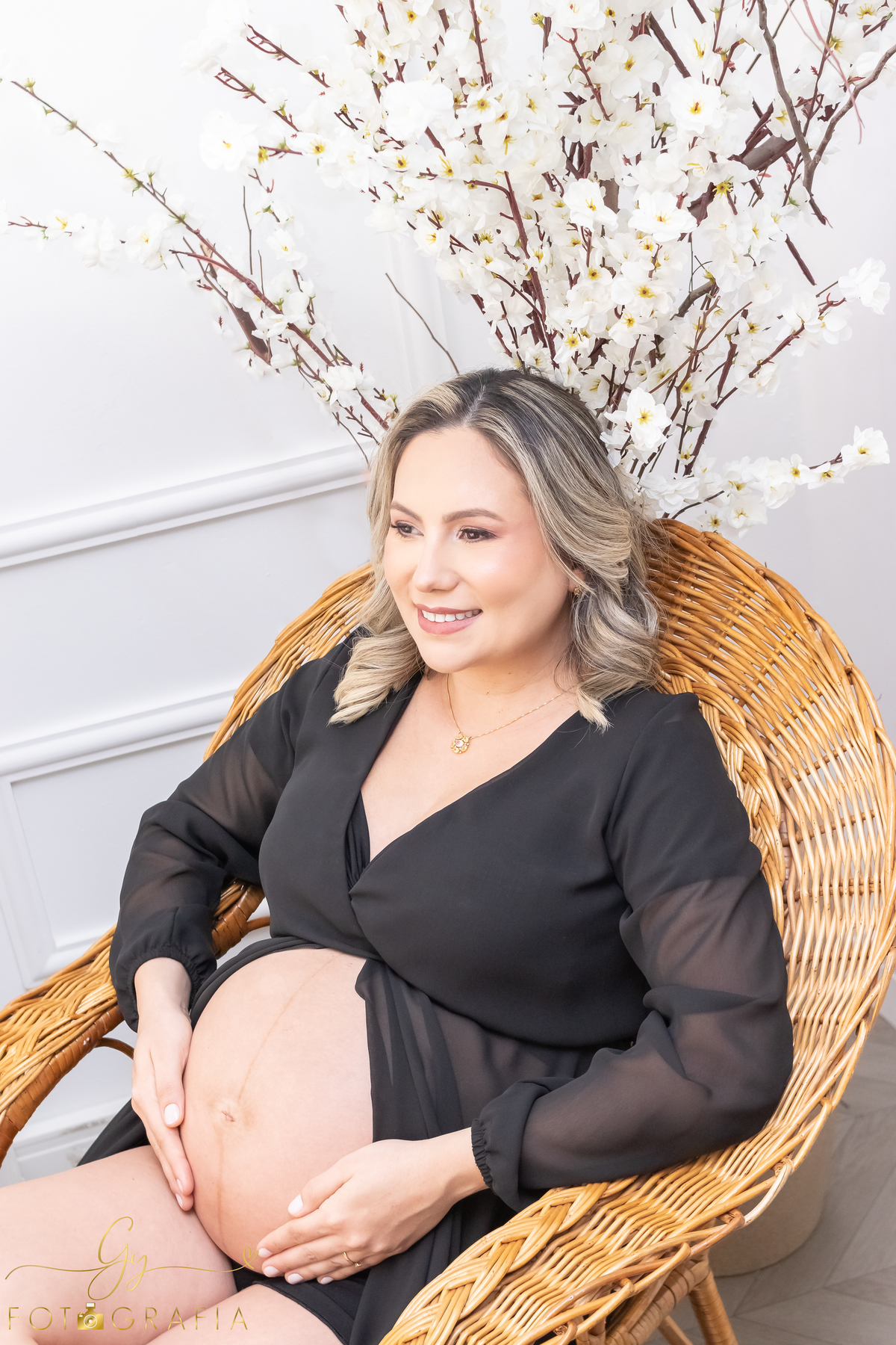 Ensaio de gestante em estúdio. Cenário clássico e clean. Momento registrado pela fotógrafa Giscellayne, Gy fotografia. Fotógrafo em londrina especializado em ensaios de gestantes.