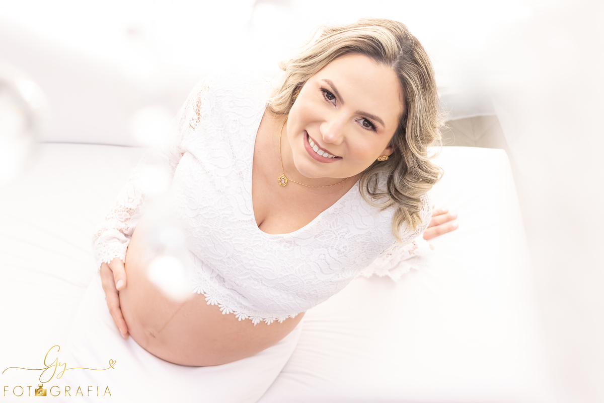 Ensaio de gestante em estúdio. Cenário clássico e clean. Momento registrado pela fotógrafa Giscellayne, Gy fotografia. Fotógrafo em londrina especializado em ensaios de gestantes.