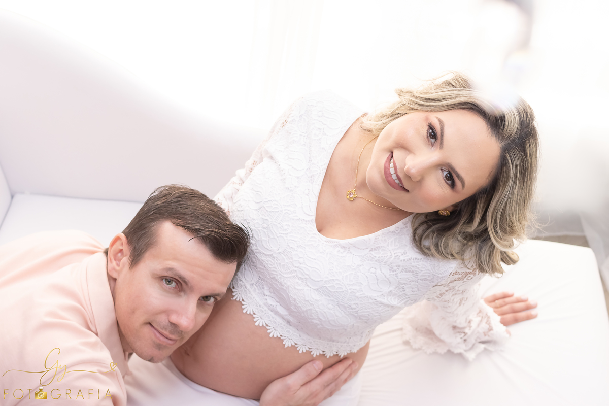 Ensaio de gestante em estúdio. Cenário clássico e clean. Momento registrado pela fotógrafa Giscellayne, Gy fotografia. Fotógrafo em londrina especializado em ensaios de gestantes.