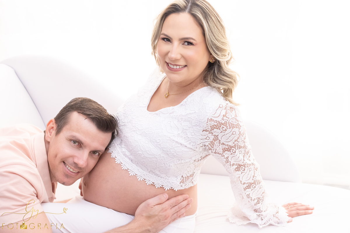 Ensaio de gestante em estúdio. Cenário clássico e clean. Momento registrado pela fotógrafa Giscellayne, Gy fotografia. Fotógrafo em londrina especializado em ensaios de gestantes.