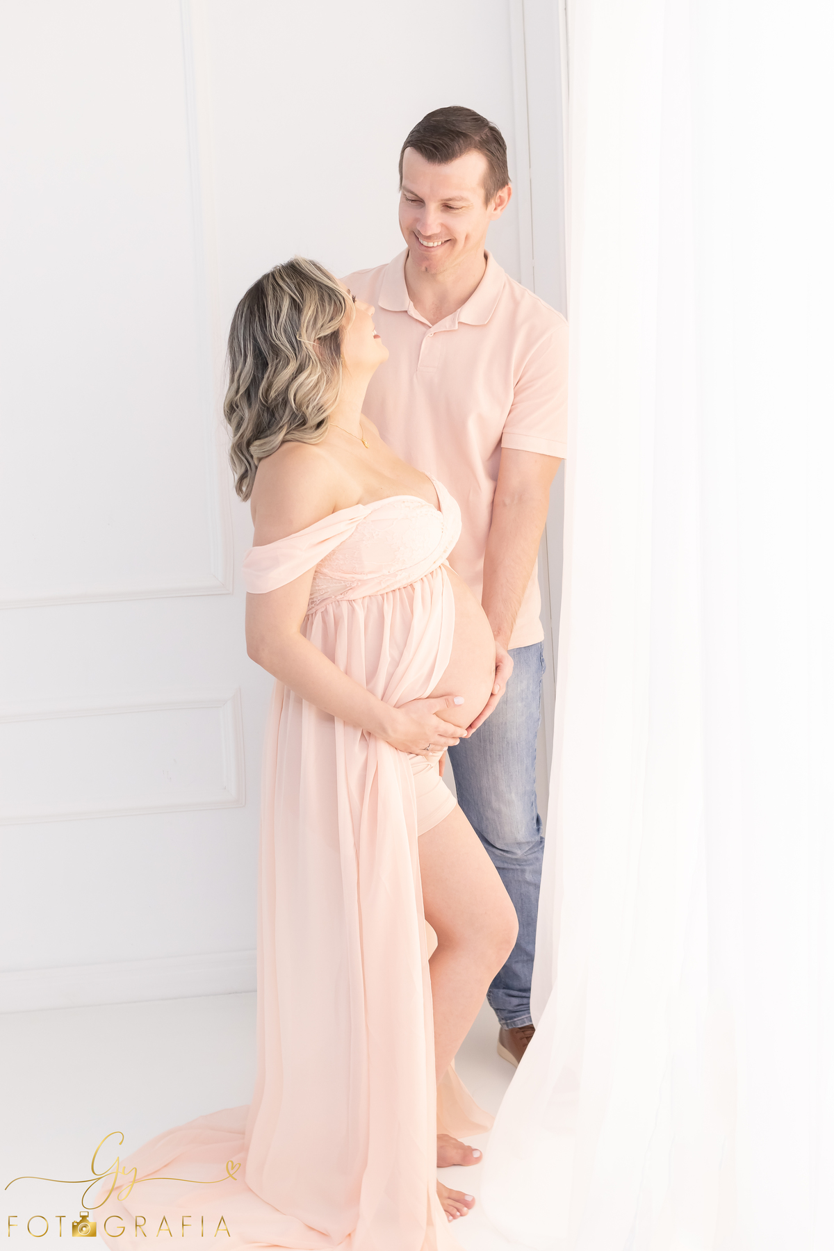 Ensaio de gestante em estúdio. Cenário clássico e clean. Momento registrado pela fotógrafa Giscellayne, Gy fotografia. Fotógrafo em londrina especializado em ensaios de gestantes.