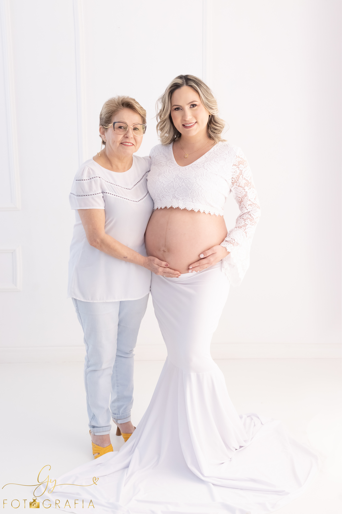 Ensaio de gestante em estúdio. Cenário clássico e clean. Momento registrado pela fotógrafa Giscellayne, Gy fotografia. Fotógrafo em londrina especializado em ensaios de gestantes.
