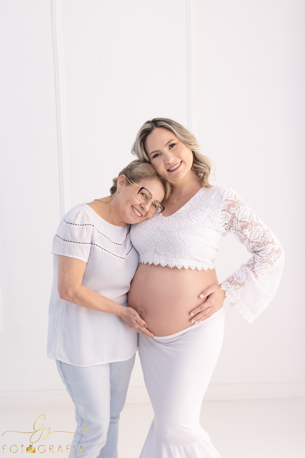 Ensaio de gestante em estúdio. Cenário clássico e clean. Momento registrado pela fotógrafa Giscellayne, Gy fotografia. Fotógrafo em londrina especializado em ensaios de gestantes.