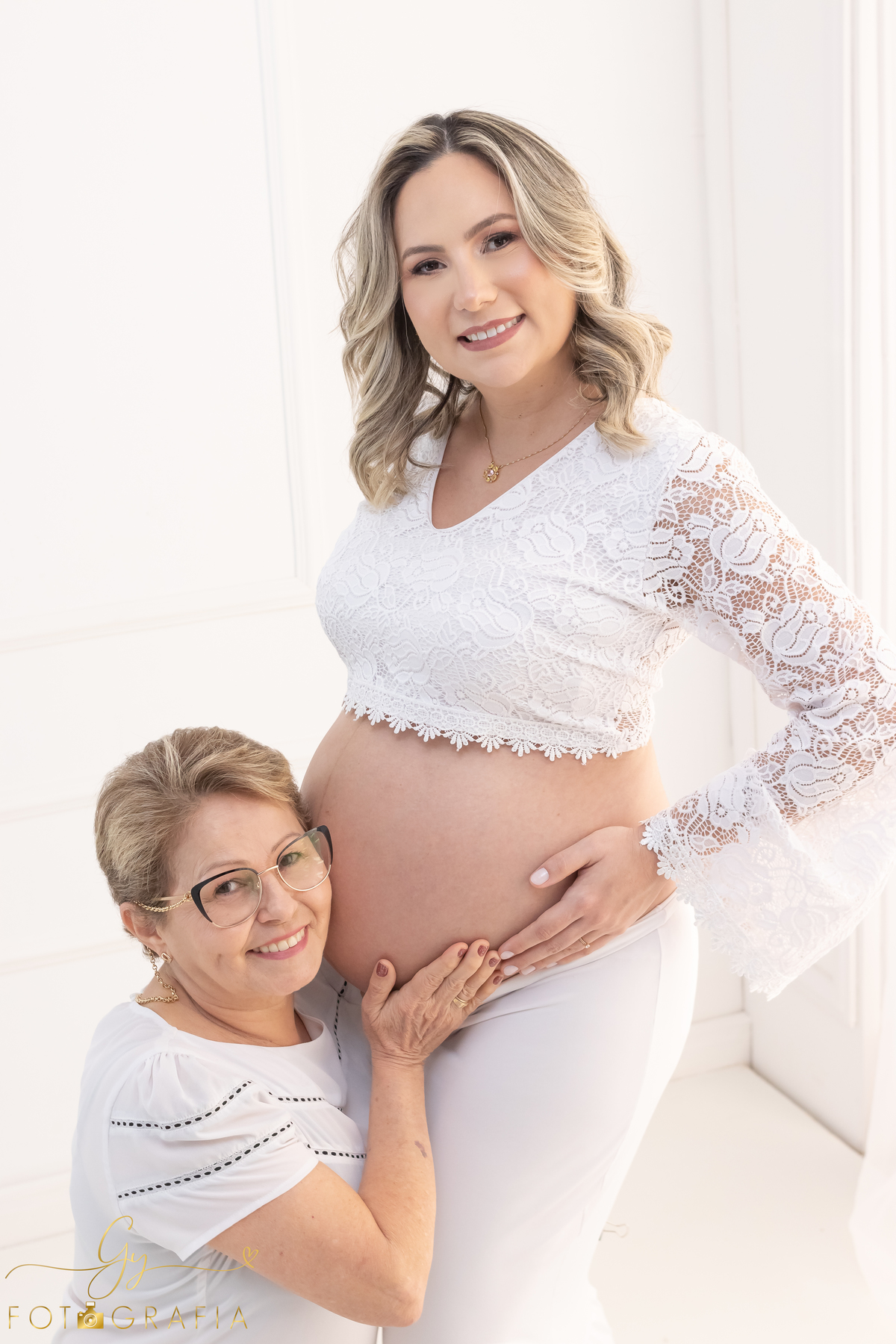 Ensaio de gestante em estúdio. Cenário clássico e clean. Momento registrado pela fotógrafa Giscellayne, Gy fotografia. Fotógrafo em londrina especializado em ensaios de gestantes.