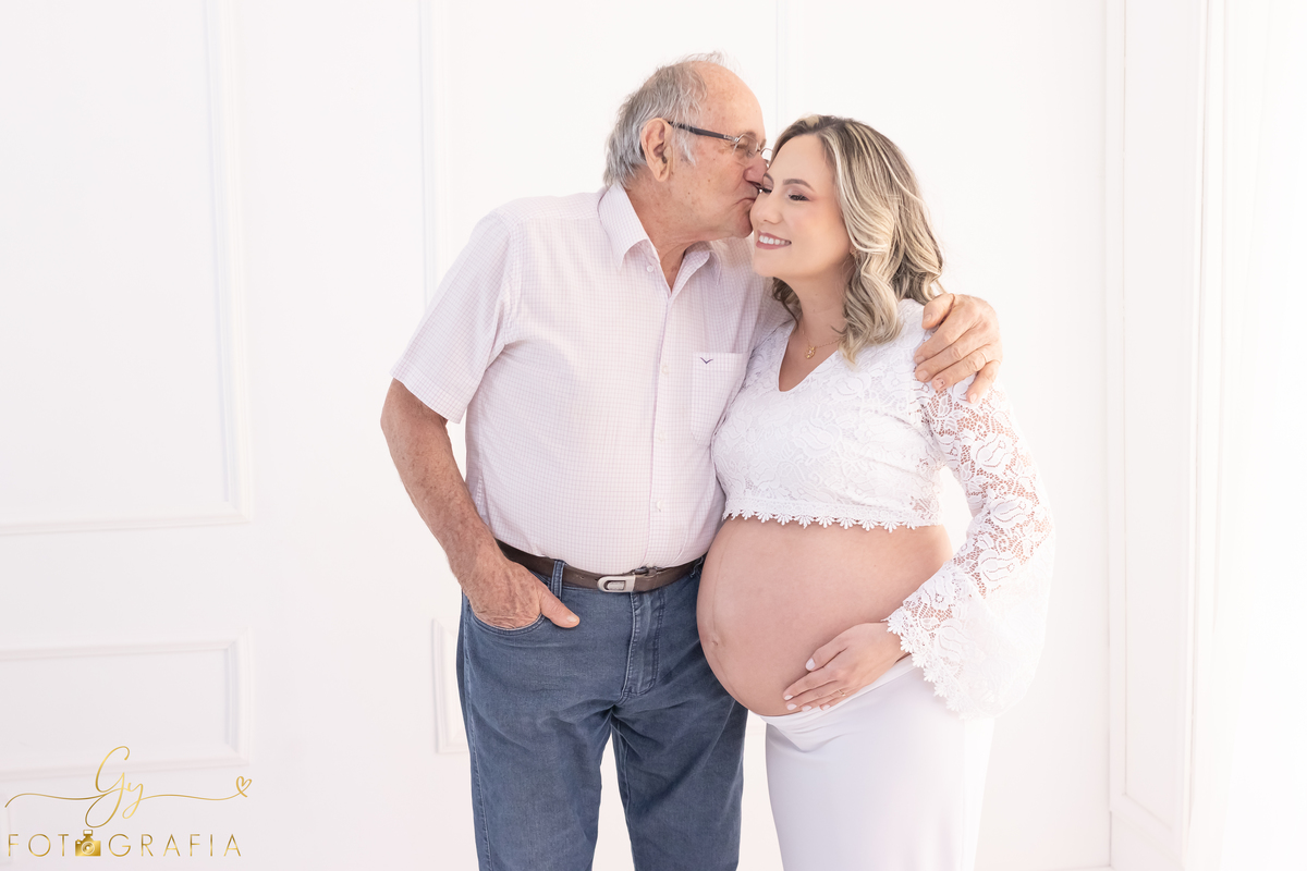 Ensaio de gestante em estúdio. Cenário clássico e clean. Momento registrado pela fotógrafa Giscellayne, Gy fotografia. Fotógrafo em londrina especializado em ensaios de gestantes.