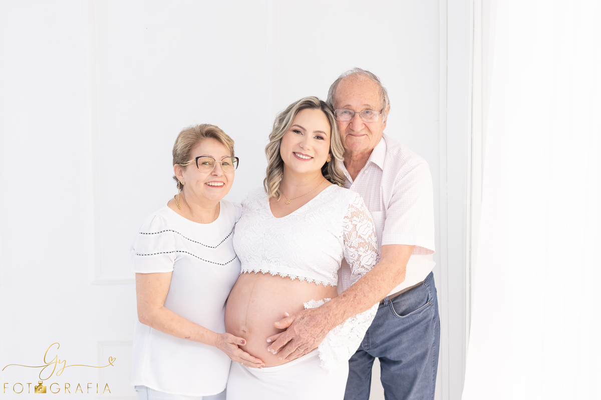 Ensaio de gestante em estúdio. Cenário clássico e clean. Momento registrado pela fotógrafa Giscellayne, Gy fotografia. Fotógrafo em londrina especializado em ensaios de gestantes.
