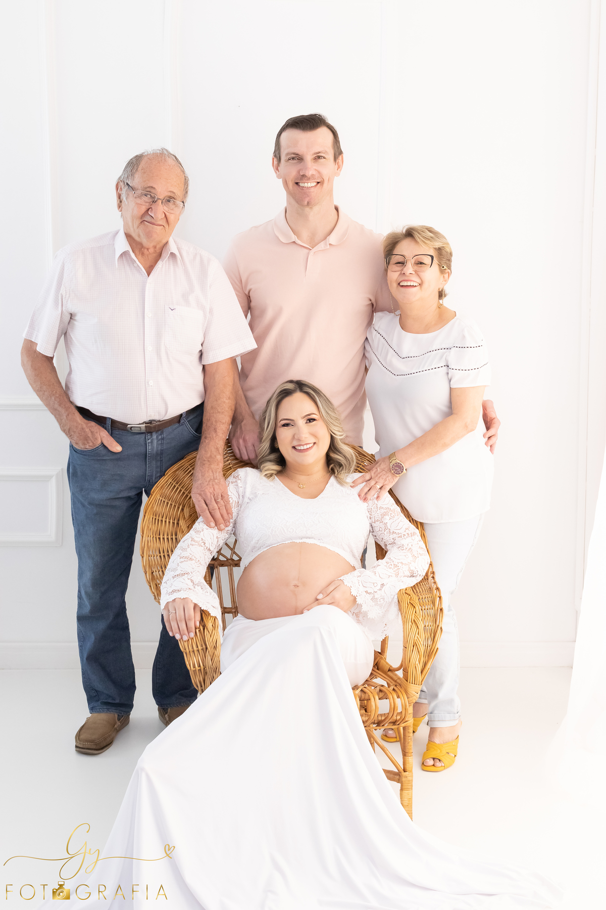 Ensaio de gestante em estúdio. Cenário clássico e clean. Momento registrado pela fotógrafa Giscellayne, Gy fotografia. Fotógrafo em londrina especializado em ensaios de gestantes.