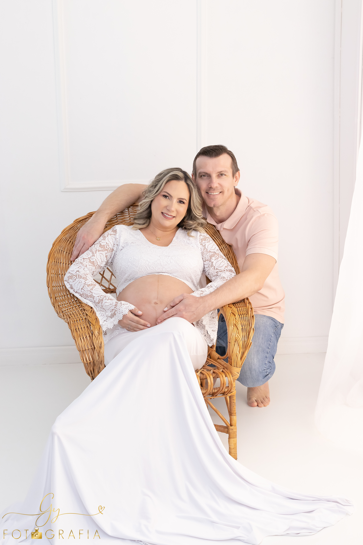 Ensaio de gestante em estúdio. Cenário clássico e clean. Momento registrado pela fotógrafa Giscellayne, Gy fotografia. Fotógrafo em londrina especializado em ensaios de gestantes.