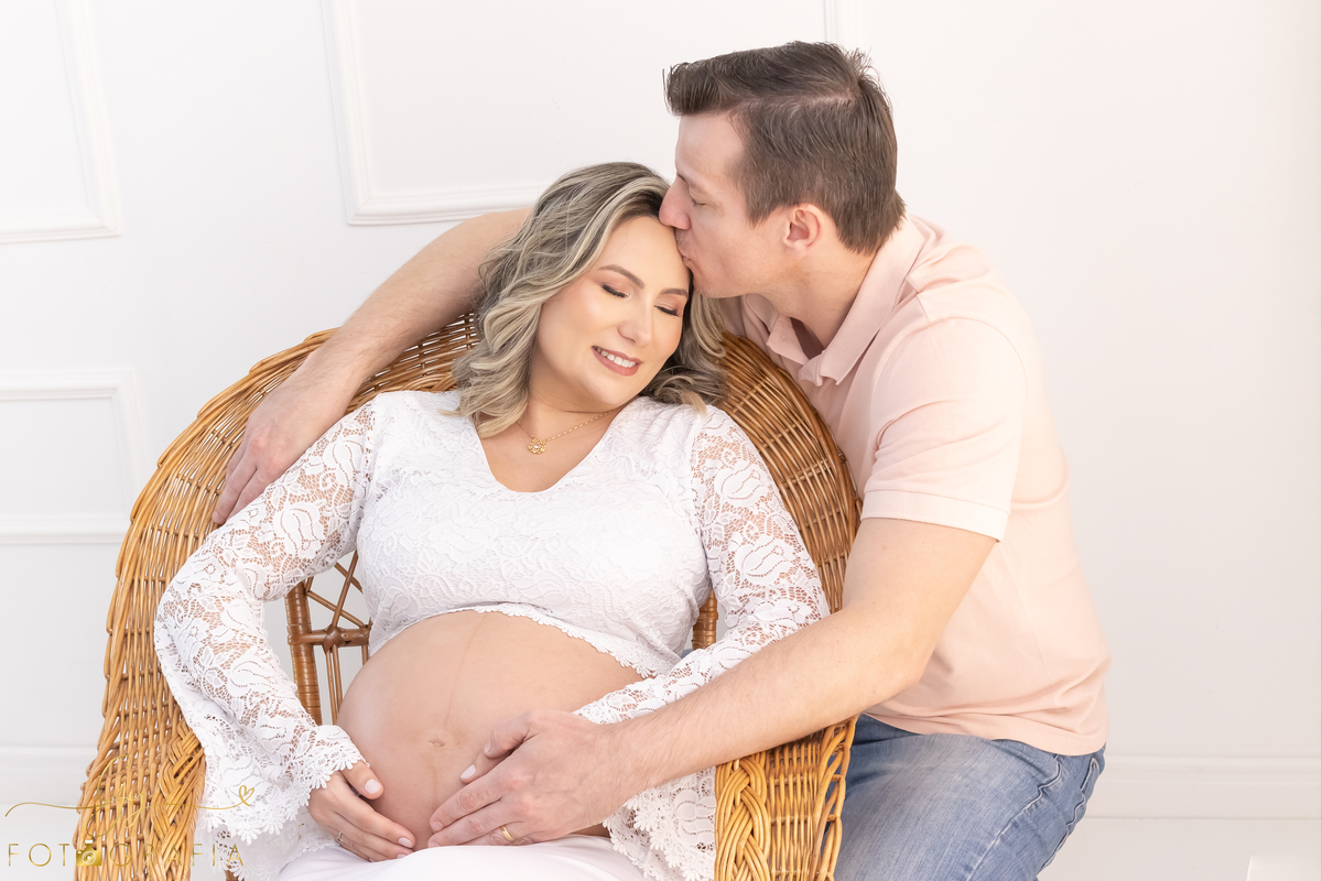 Ensaio de gestante em estúdio. Cenário clássico e clean. Momento registrado pela fotógrafa Giscellayne, Gy fotografia. Fotógrafo em londrina especializado em ensaios de gestantes.