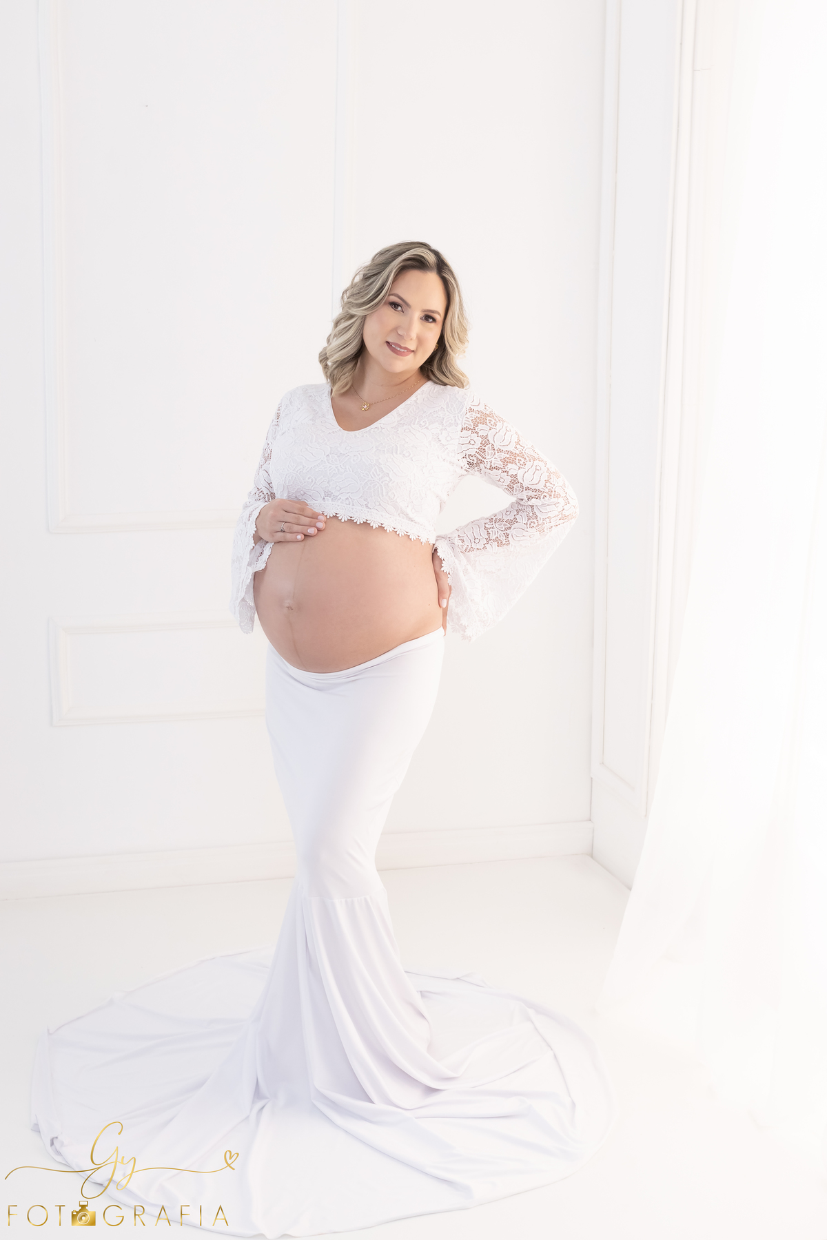 Ensaio de gestante em estúdio. Cenário clássico e clean. Momento registrado pela fotógrafa Giscellayne, Gy fotografia. Fotógrafo em londrina especializado em ensaios de gestantes.