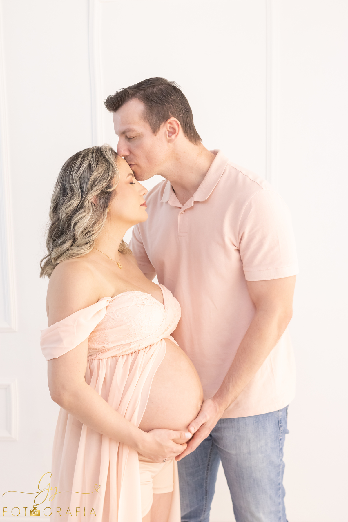 Ensaio de gestante em estúdio. Cenário clássico e clean. Momento registrado pela fotógrafa Giscellayne, Gy fotografia. Fotógrafo em londrina especializado em ensaios de gestantes.