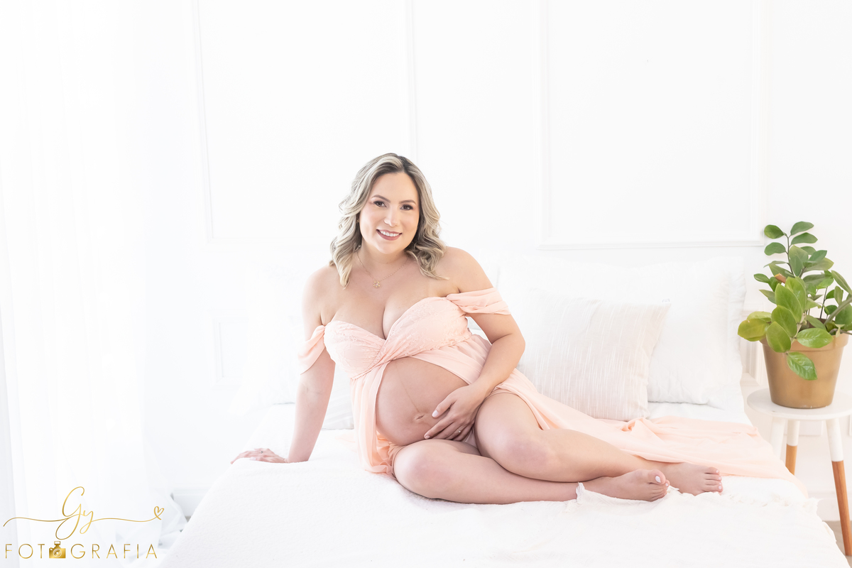 Ensaio de gestante em estúdio. Cenário clássico e clean. Momento registrado pela fotógrafa Giscellayne, Gy fotografia. Fotógrafo em londrina especializado em ensaios de gestantes.