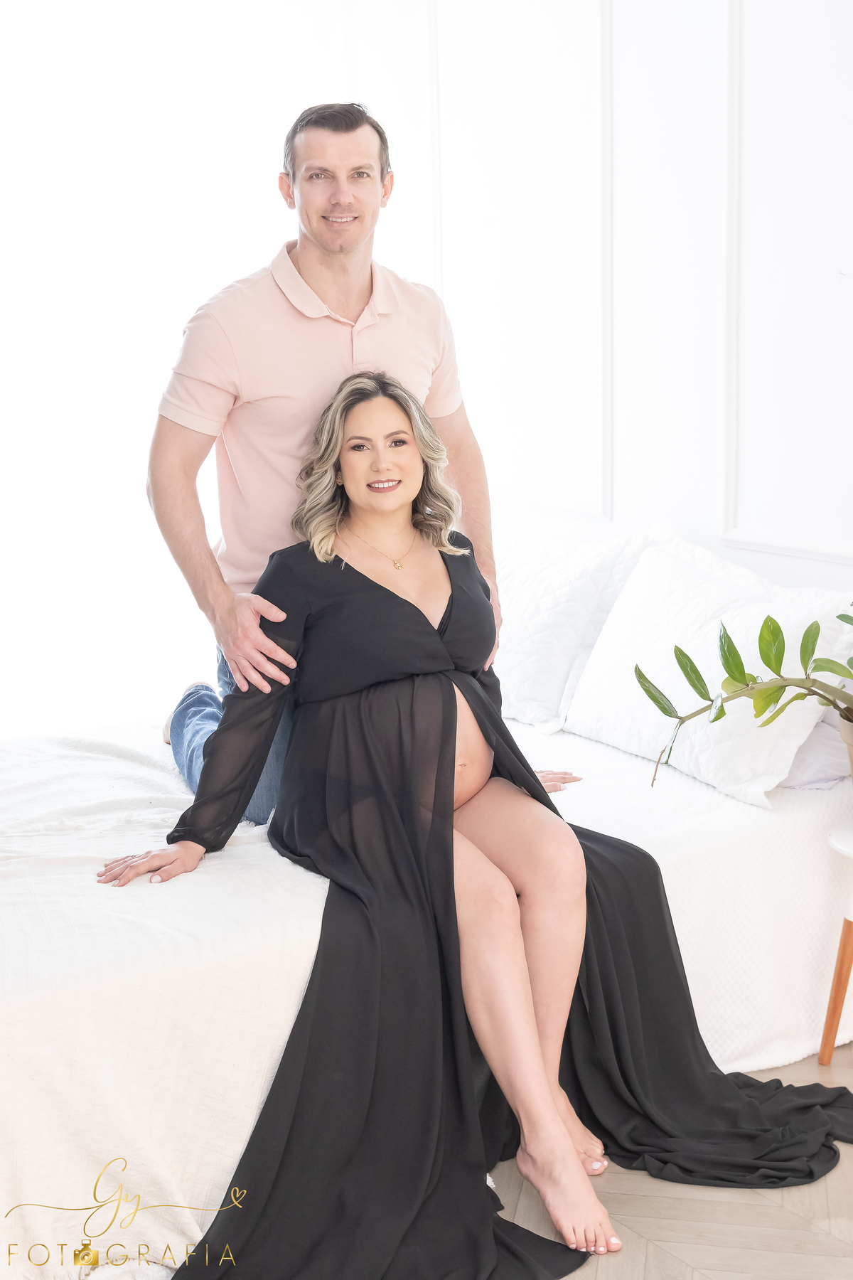 Ensaio de gestante em estúdio. Cenário clássico e clean. Momento registrado pela fotógrafa Giscellayne, Gy fotografia. Fotógrafo em londrina especializado em ensaios de gestantes.