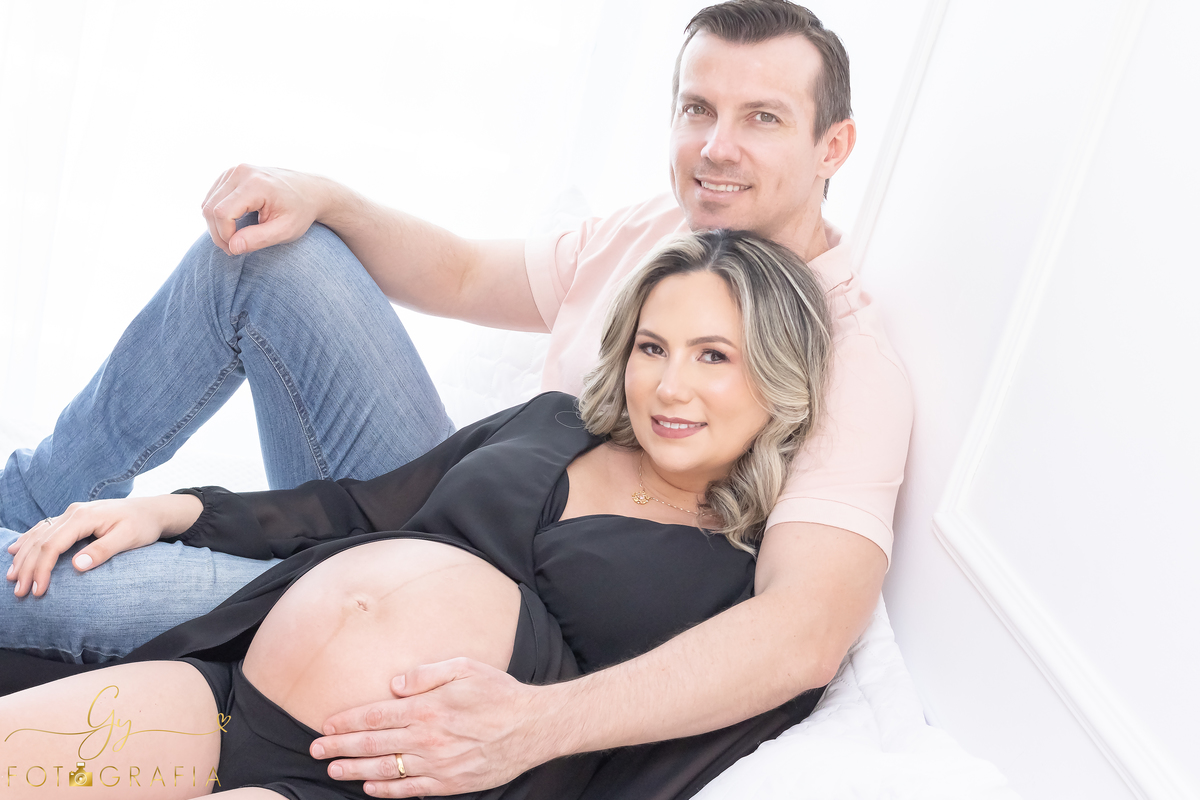Ensaio de gestante em estúdio. Cenário clássico e clean. Momento registrado pela fotógrafa Giscellayne, Gy fotografia. Fotógrafo em londrina especializado em ensaios de gestantes.