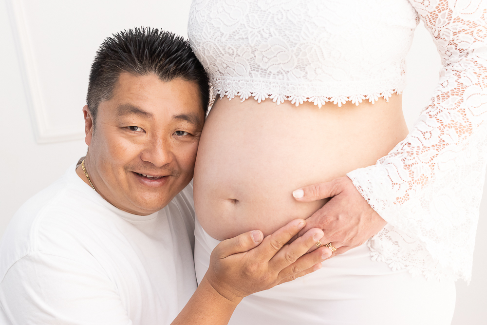 Ensaio de gestante em estúdio. Cenário clássico e clean. Momento registrado pela fotógrafa Giscellayne, Gy fotografia. Fotógrafo em londrina especializado em ensaios de gestantes.