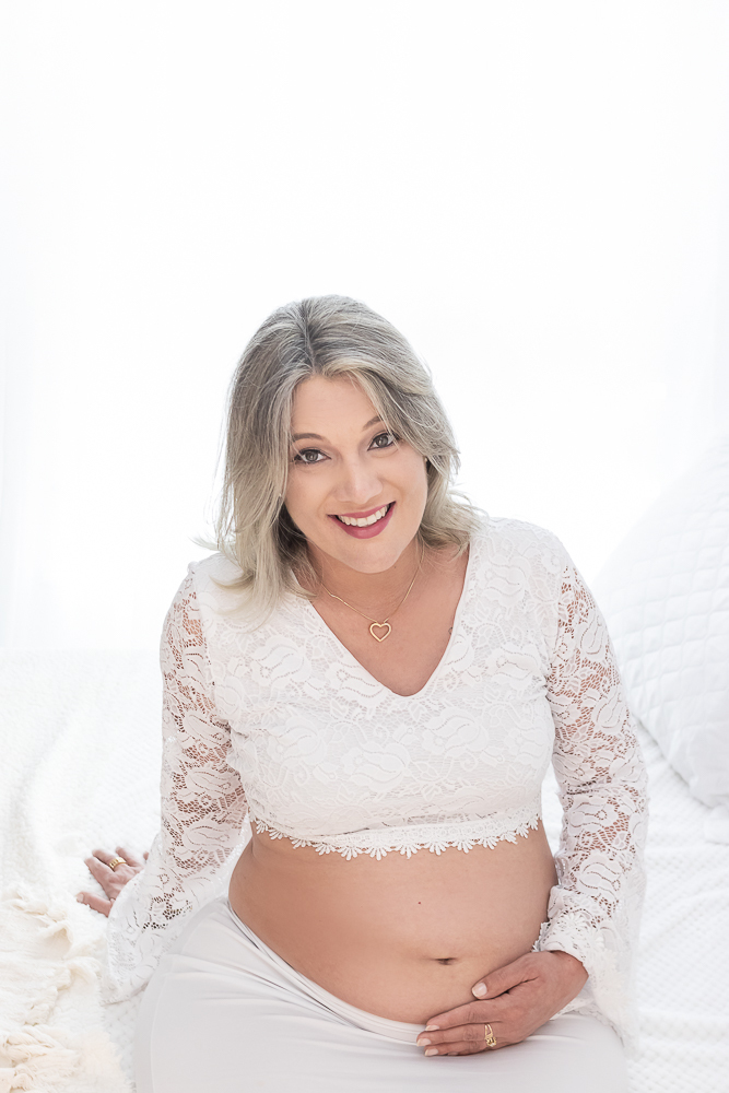 Ensaio de gestante em estúdio. Cenário clássico e clean. Momento registrado pela fotógrafa Giscellayne, Gy fotografia. Fotógrafo em londrina especializado em ensaios de gestantes.