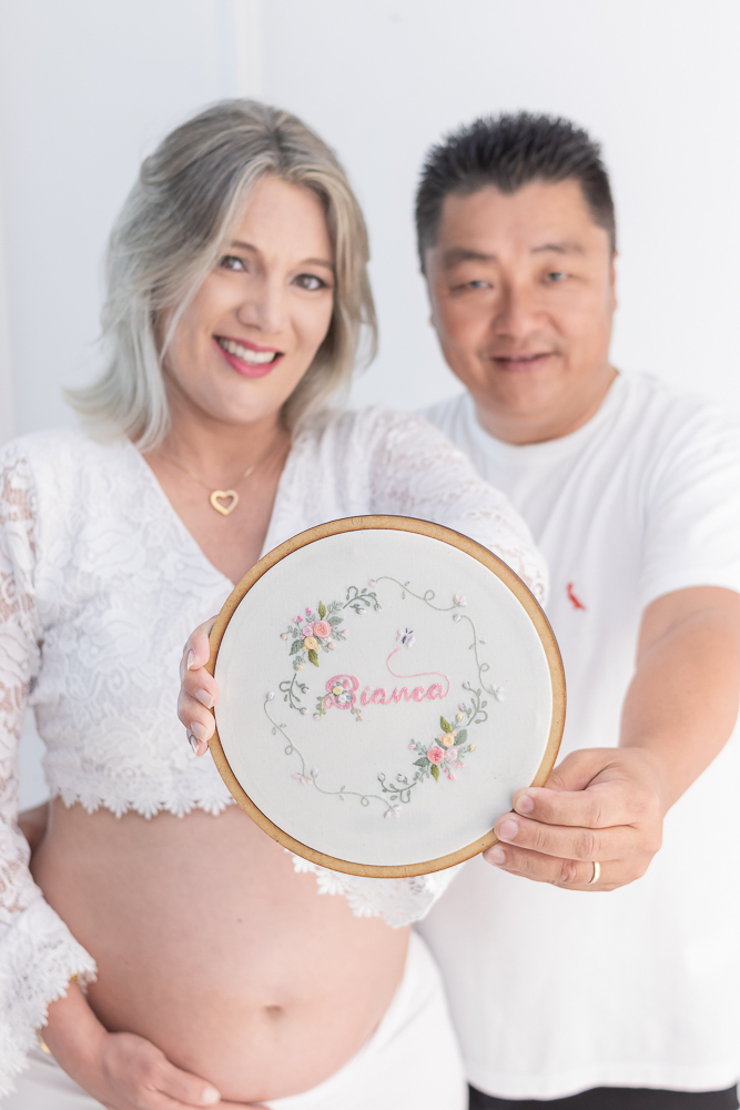 Ensaio de gestante em estúdio. Cenário clássico e clean. Momento registrado pela fotógrafa Giscellayne, Gy fotografia. Fotógrafo em londrina especializado em ensaios de gestantes.