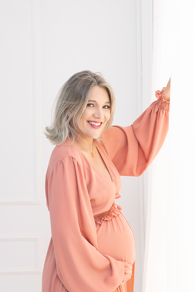 Ensaio de gestante em estúdio. Cenário clássico e clean. Momento registrado pela fotógrafa Giscellayne, Gy fotografia. Fotógrafo em londrina especializado em ensaios de gestantes.