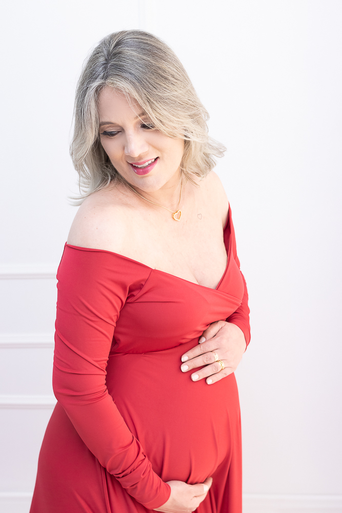 Ensaio de gestante em estúdio. Cenário clássico e clean. Momento registrado pela fotógrafa Giscellayne, Gy fotografia. Fotógrafo em londrina especializado em ensaios de gestantes.