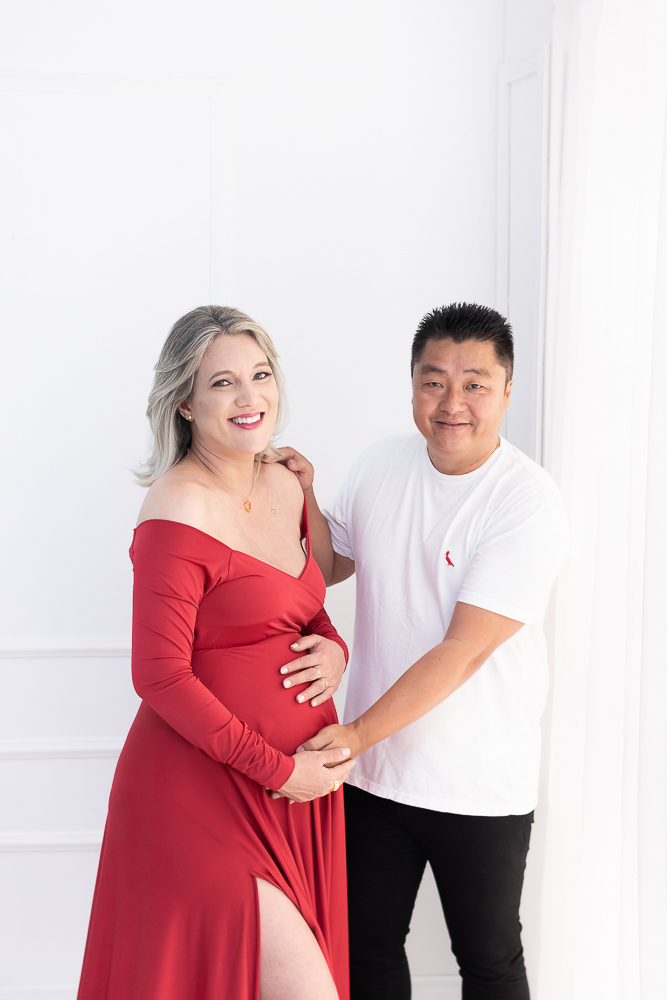 Ensaio de gestante em estúdio. Cenário clássico e clean. Momento registrado pela fotógrafa Giscellayne, Gy fotografia. Fotógrafo em londrina especializado em ensaios de gestantes.