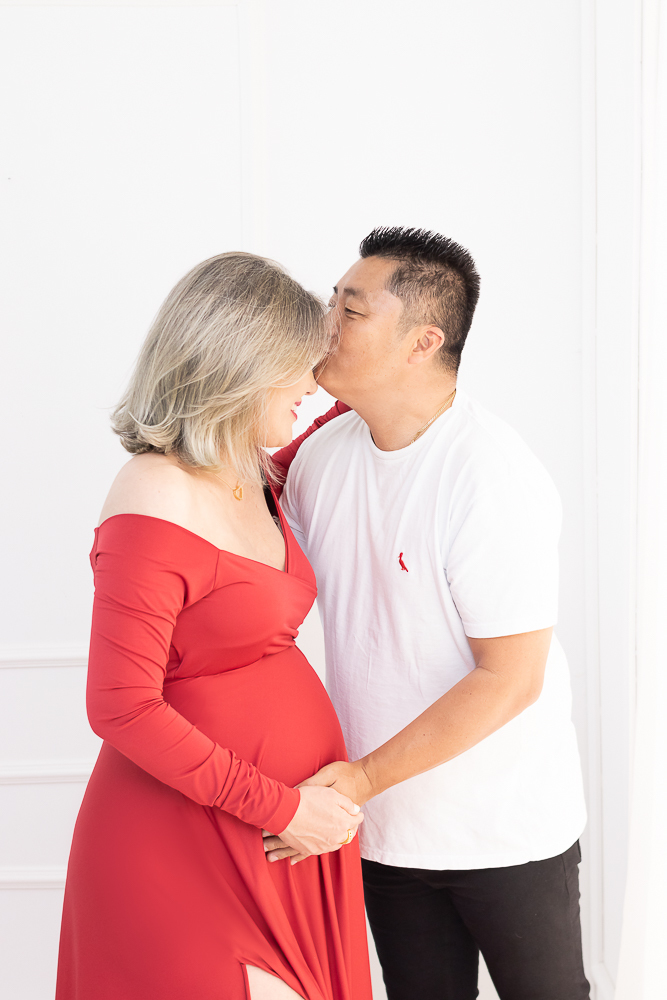 Ensaio de gestante em estúdio. Cenário clássico e clean. Momento registrado pela fotógrafa Giscellayne, Gy fotografia. Fotógrafo em londrina especializado em ensaios de gestantes.