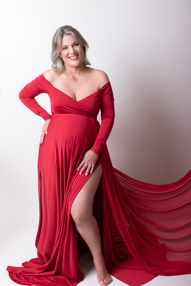 Ensaio de gestante em estúdio. Cenário clássico e clean. Momento registrado pela fotógrafa Giscellayne, Gy fotografia. Fotógrafo em londrina especializado em ensaios de gestantes.