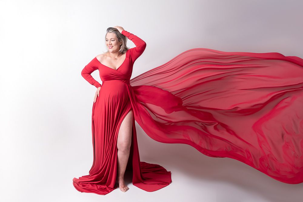 Ensaio de gestante em estúdio. Cenário clássico e clean. Momento registrado pela fotógrafa Giscellayne, Gy fotografia. Fotógrafo em londrina especializado em ensaios de gestantes.