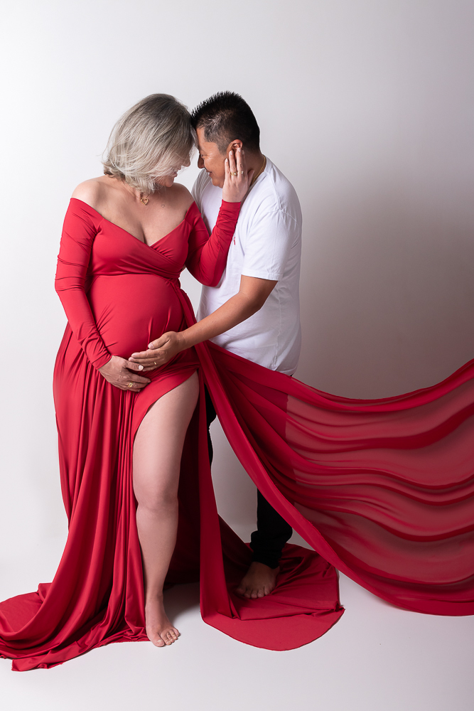 Ensaio de gestante em estúdio. Cenário clássico e clean. Momento registrado pela fotógrafa Giscellayne, Gy fotografia. Fotógrafo em londrina especializado em ensaios de gestantes.