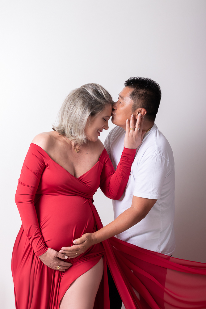 Ensaio de gestante em estúdio. Cenário clássico e clean. Momento registrado pela fotógrafa Giscellayne, Gy fotografia. Fotógrafo em londrina especializado em ensaios de gestantes.