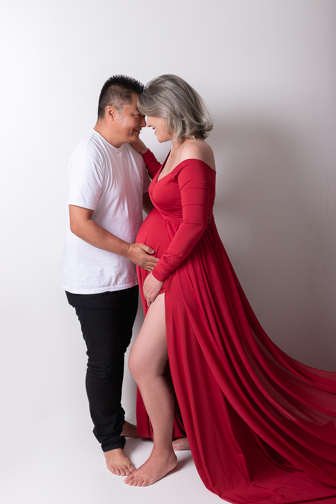 Ensaio de gestante em estúdio. Cenário clássico e clean. Momento registrado pela fotógrafa Giscellayne, Gy fotografia. Fotógrafo em londrina especializado em ensaios de gestantes.