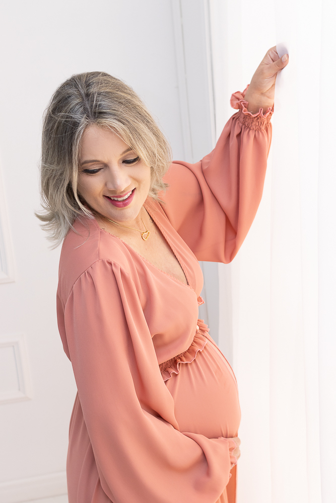 Ensaio de gestante em estúdio. Cenário clássico e clean. Momento registrado pela fotógrafa Giscellayne, Gy fotografia. Fotógrafo em londrina especializado em ensaios de gestantes.