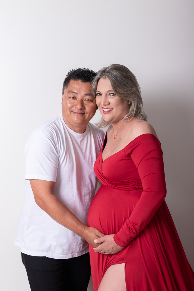 Ensaio de gestante em estúdio. Cenário clássico e clean. Momento registrado pela fotógrafa Giscellayne, Gy fotografia. Fotógrafo em londrina especializado em ensaios de gestantes.