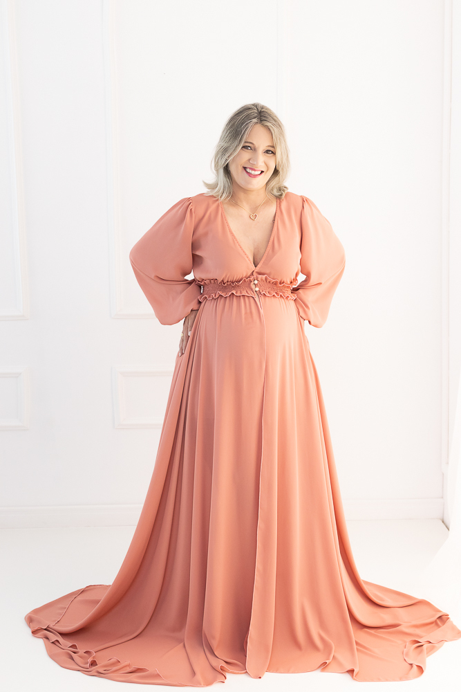 Ensaio de gestante em estúdio. Cenário clássico e clean. Momento registrado pela fotógrafa Giscellayne, Gy fotografia. Fotógrafo em londrina especializado em ensaios de gestantes.