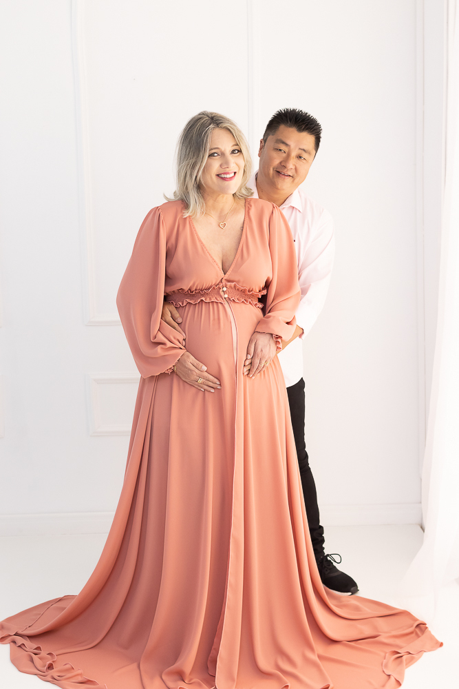 Ensaio de gestante em estúdio. Cenário clássico e clean. Momento registrado pela fotógrafa Giscellayne, Gy fotografia. Fotógrafo em londrina especializado em ensaios de gestantes.