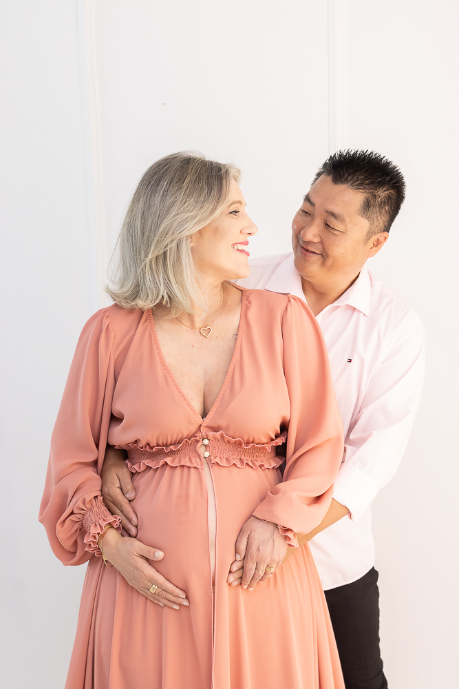 Ensaio de gestante em estúdio. Cenário clássico e clean. Momento registrado pela fotógrafa Giscellayne, Gy fotografia. Fotógrafo em londrina especializado em ensaios de gestantes.