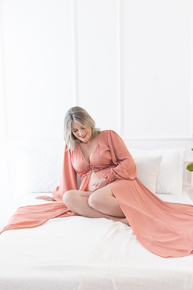 Ensaio de gestante em estúdio. Cenário clássico e clean. Momento registrado pela fotógrafa Giscellayne, Gy fotografia. Fotógrafo em londrina especializado em ensaios de gestantes.