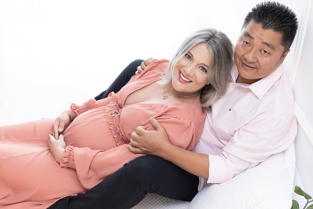 Ensaio de gestante em estúdio. Cenário clássico e clean. Momento registrado pela fotógrafa Giscellayne, Gy fotografia. Fotógrafo em londrina especializado em ensaios de gestantes.