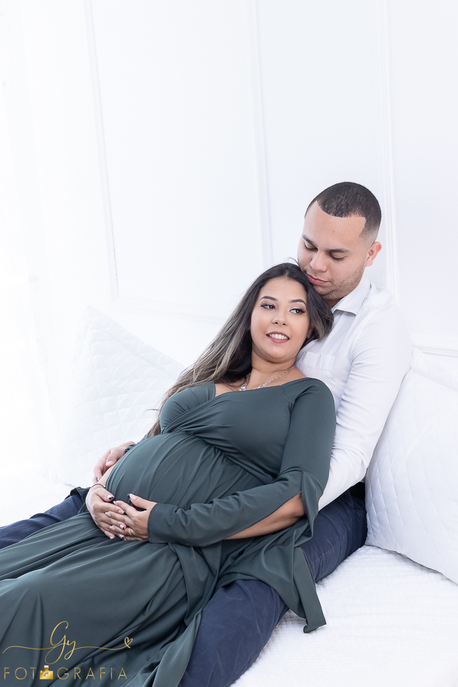 Ensaio de gestante em estúdio. Fotógrafo em londrina especializado em ensaios de gestantes. Momento registrado pela fotógrafa Giscellayne | Gy Forografia.