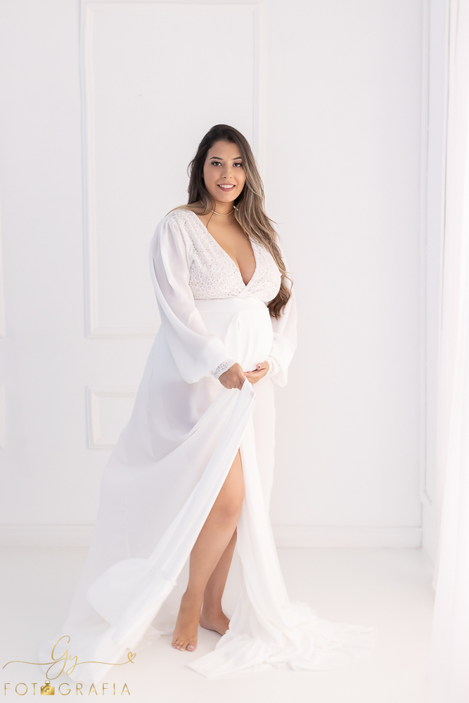 Ensaio de gestante em estúdio. Fotógrafo em londrina especializado em ensaios de gestantes. Momento registrado pela fotógrafa Giscellayne | Gy Forografia.