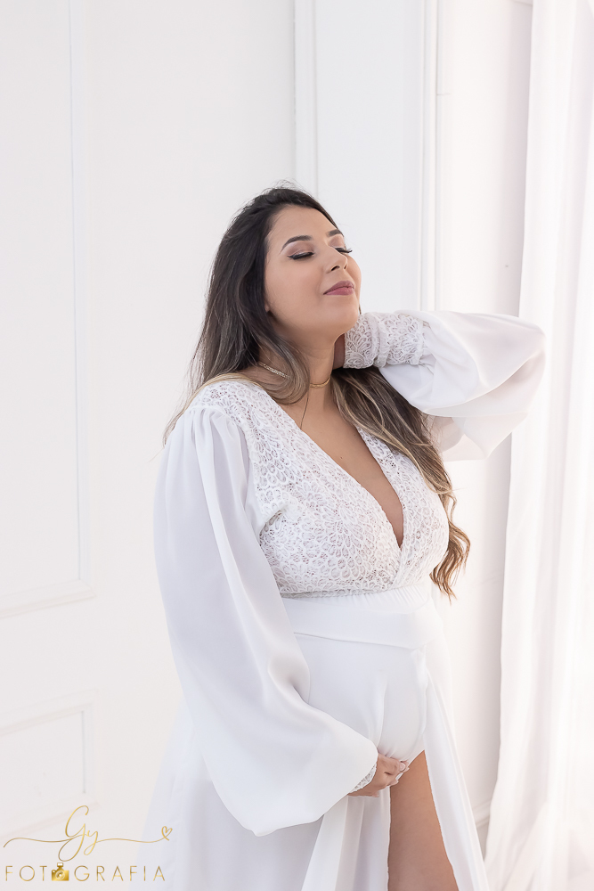 Ensaio de gestante em estúdio. Fotógrafo em londrina especializado em ensaios de gestantes. Momento registrado pela fotógrafa Giscellayne | Gy Forografia.