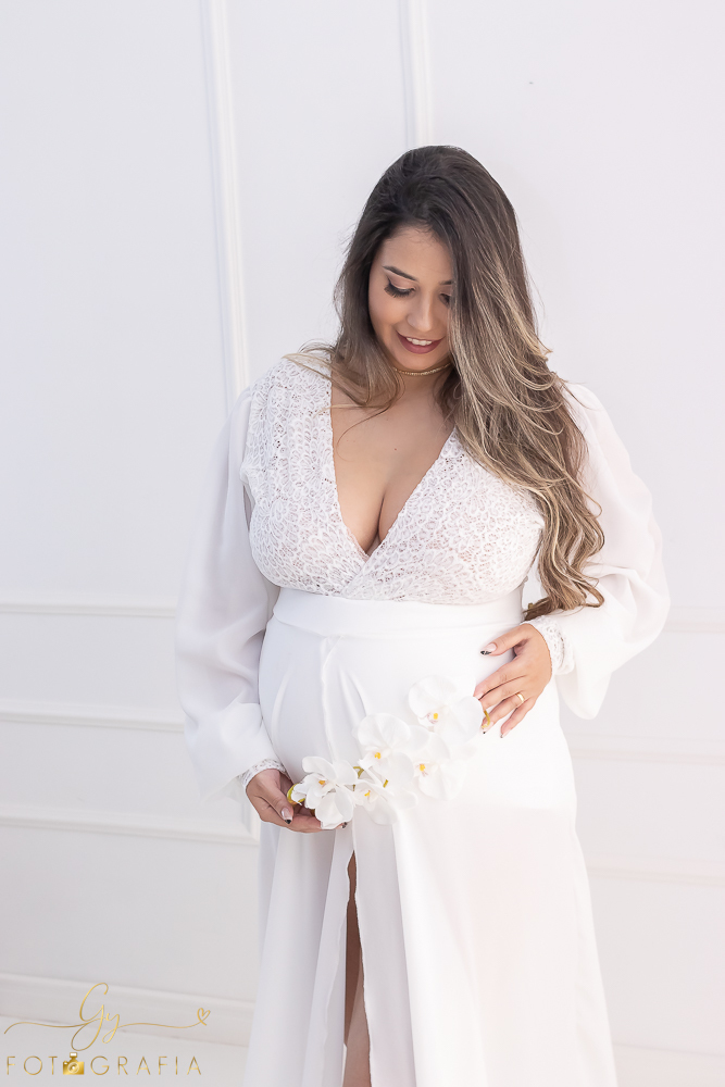 Ensaio de gestante em estúdio. Fotógrafo em londrina especializado em ensaios de gestantes. Momento registrado pela fotógrafa Giscellayne | Gy Forografia.