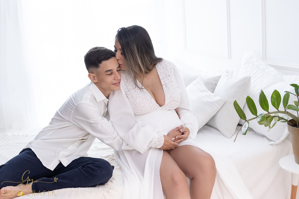 Ensaio de gestante em estúdio. Fotógrafo em londrina especializado em ensaios de gestantes. Momento registrado pela fotógrafa Giscellayne | Gy Forografia.