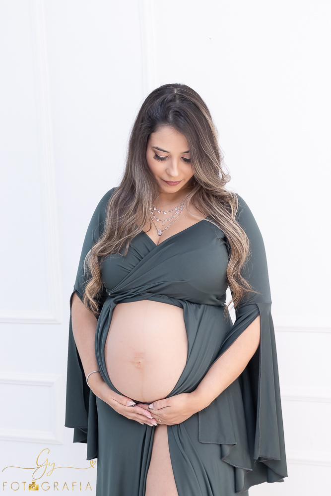 Ensaio de gestante em estúdio. Fotógrafo em londrina especializado em ensaios de gestantes. Momento registrado pela fotógrafa Giscellayne | Gy Forografia.