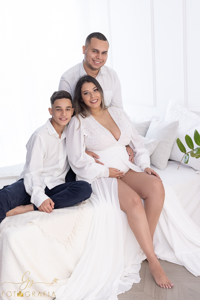 Ensaio de gestante em estúdio. Fotógrafo em londrina especializado em ensaios de gestantes. Momento registrado pela fotógrafa Giscellayne | Gy Forografia.