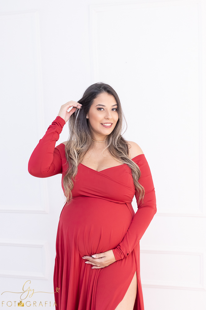 Ensaio de gestante em estúdio. Fotógrafo em londrina especializado em ensaios de gestantes. Momento registrado pela fotógrafa Giscellayne | Gy Forografia.