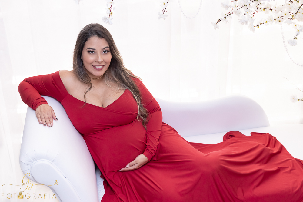 Ensaio de gestante em estúdio. Fotógrafo em londrina especializado em ensaios de gestantes. Momento registrado pela fotógrafa Giscellayne | Gy Forografia.